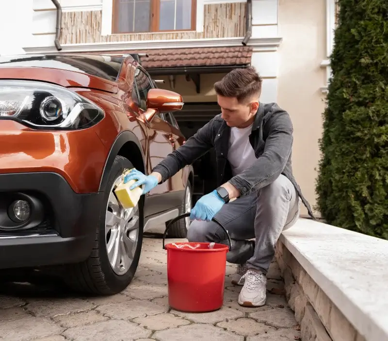 Lavage auto à domicile Pierlas : professionnel intervenant sur un véhicule